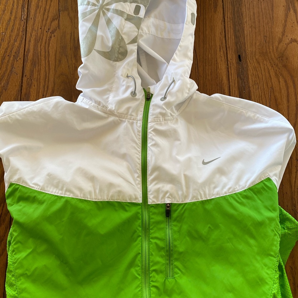 Nike light weight running wind breaker S:L